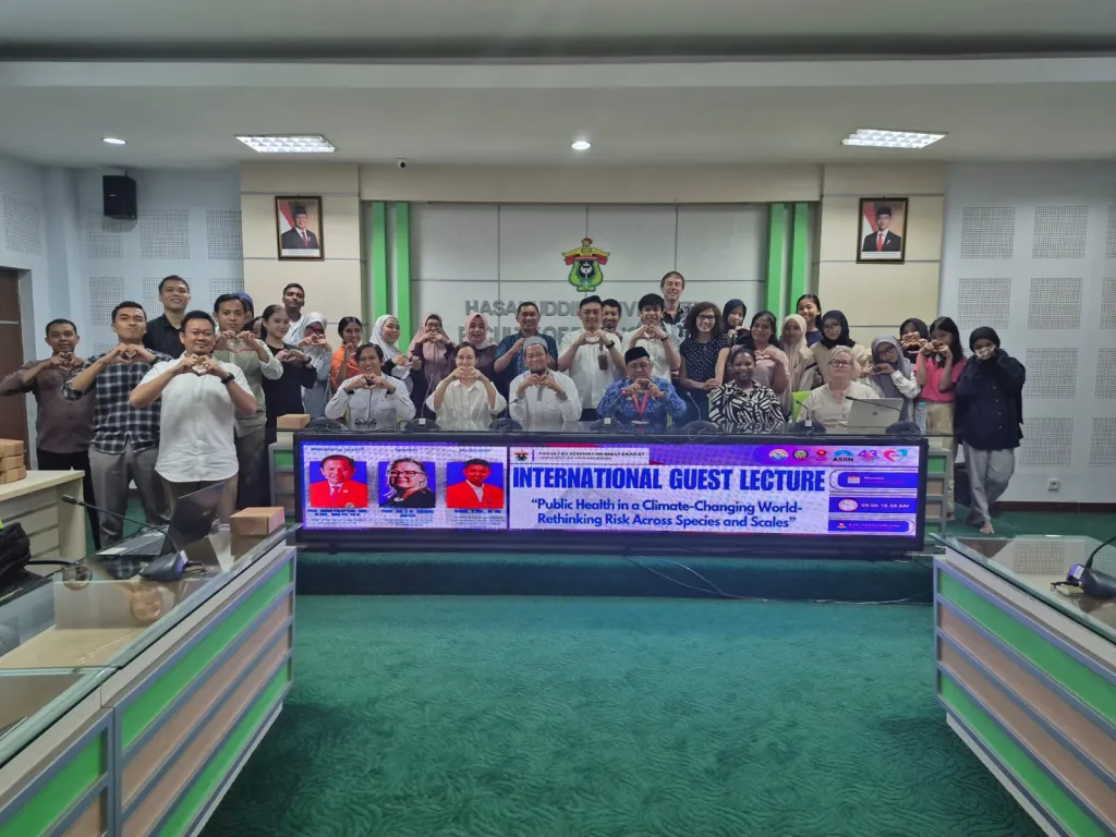 Peserta Kuliah Tamu Internasional FKM Unhas berfoto bersama Prof. Eileen Moyer dari University of Amsterdam usai sesi “Public Health in a Climate-Changing World: Rethinking Risk Across Species and Scales” di Aula Fakultas Kesehatan Masyarakat Universitas Hasanuddin.